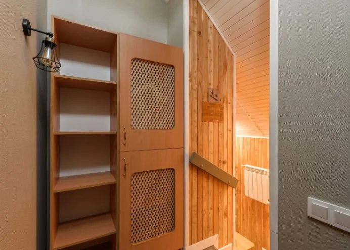 Carpintería para hoteles en Burgos Armario a medida instalado en la habitación de un alojamiento de Burgos