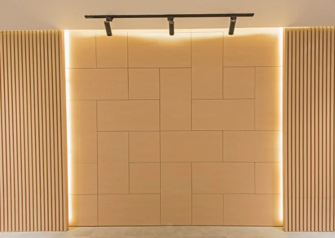 Carpintería para negocios y locales en Burgos Panelado de madera a medida en la pared de un local comercial de Burgos
